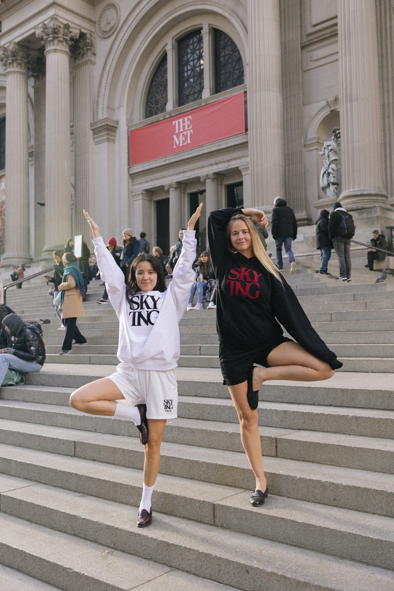 MUSEUM CREWNECK